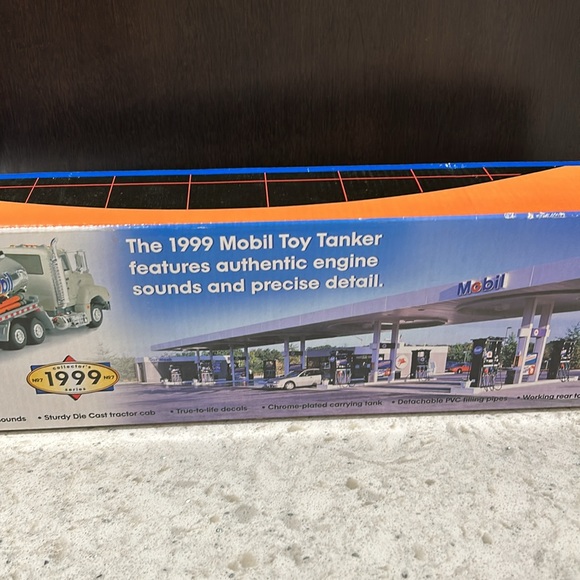 Mobil 1999 Limited Edition Collectors Toy Tanker Truck.  Authentic Engine Sounds - Picture 6 of 13